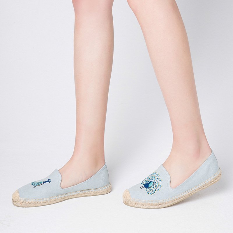 Embroidered casual canvas shoes
