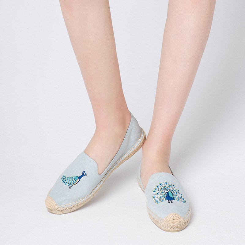 Embroidered casual canvas shoes