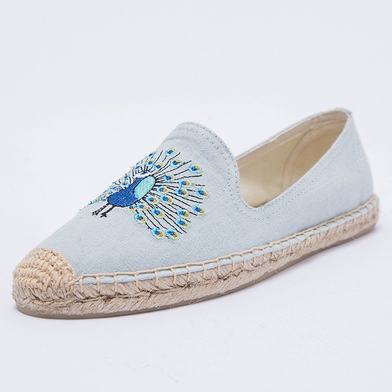 Embroidered casual canvas shoes